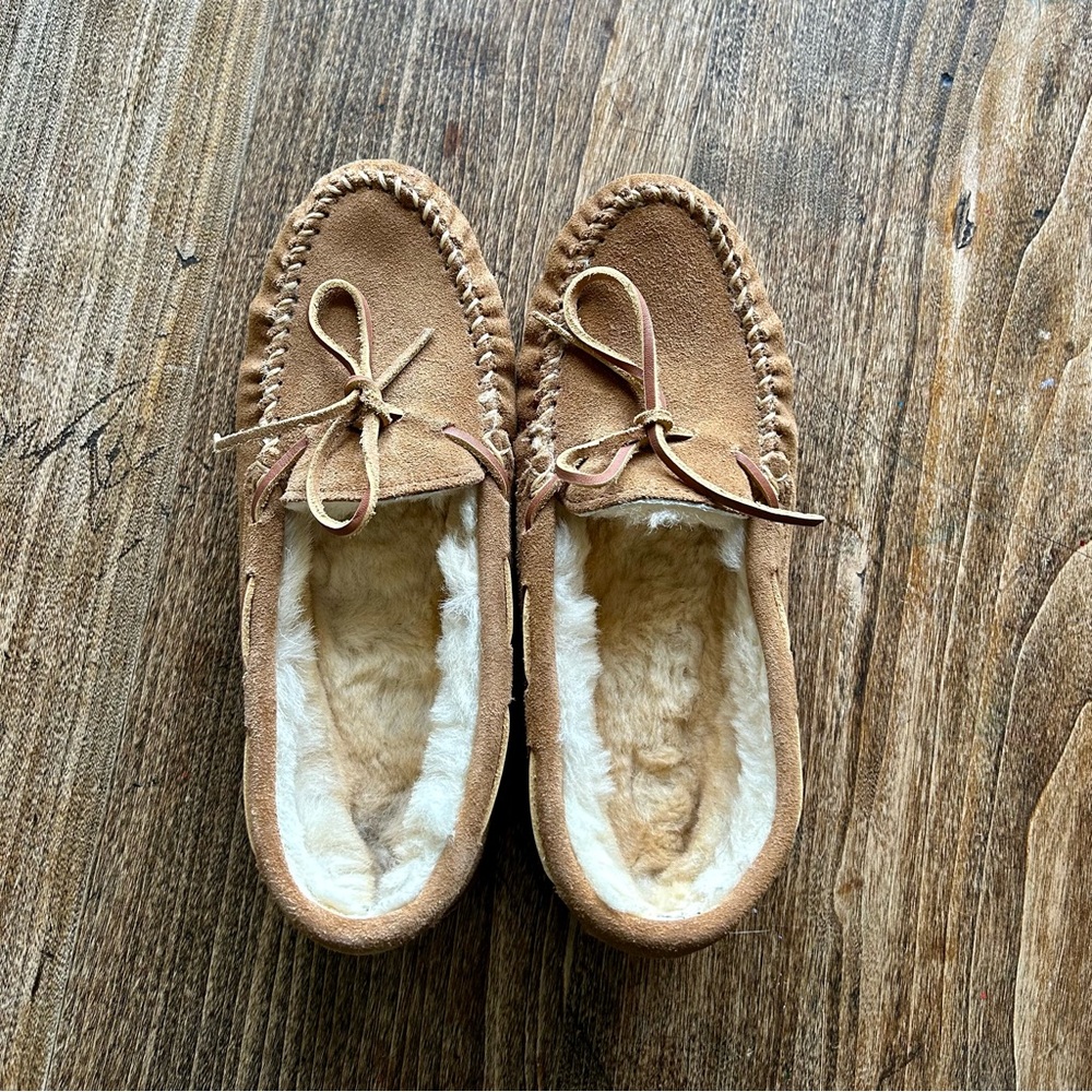 Minnetonka Tan Leather Moccasin Slippers with Fur Lining